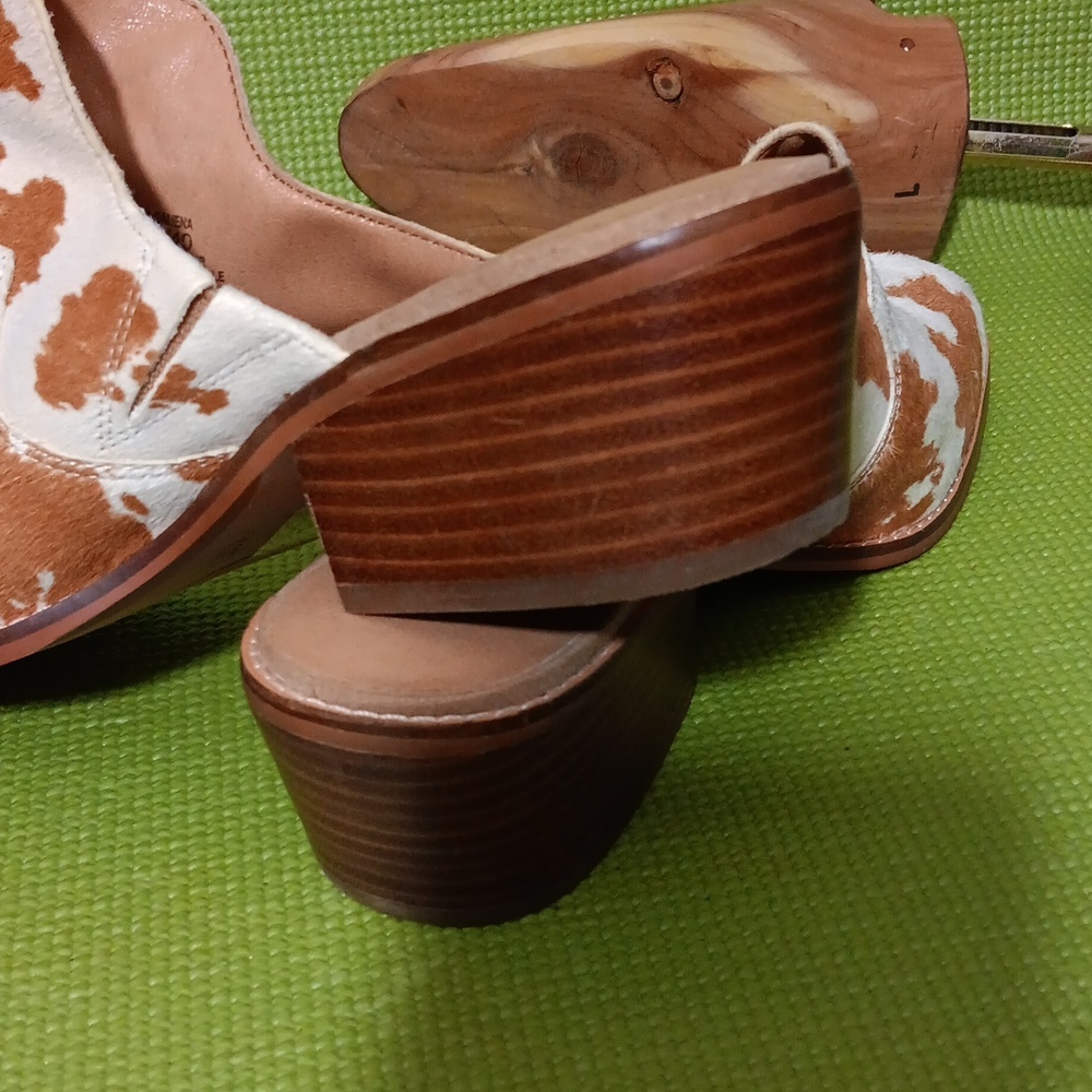 Crown Vintage White and Tan Cowhide Leather Mules - Picture 6 of 6